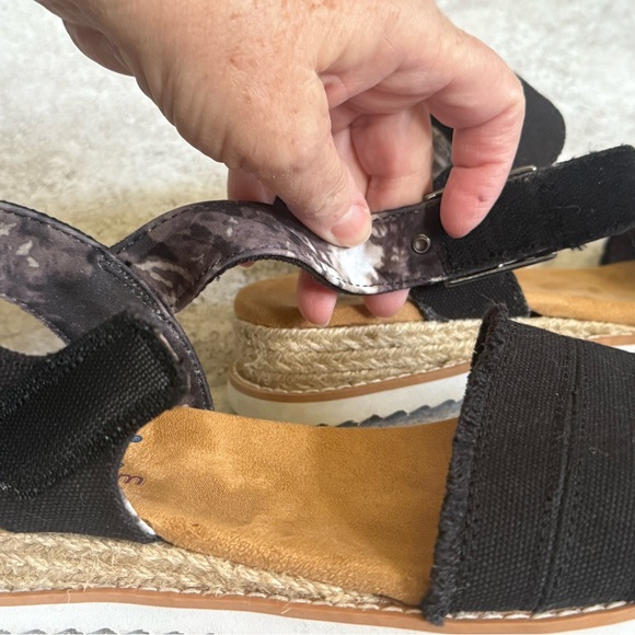 Women's Black Bobs - Picture 4 of 6